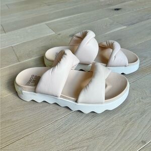 NWOT SOREL Viibe Twist Slides